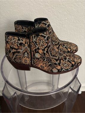 SAM EDELMAN “PETTY” brocade fabric tapestry all season bootie size 7